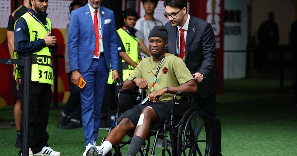 Tiền đạo Canada xuất hiện trên xe lăn sau chấn thương kinh hoàng, FIFA phạt nguội cực nặng sao Qatar - hình ảnh - wingg88.vip