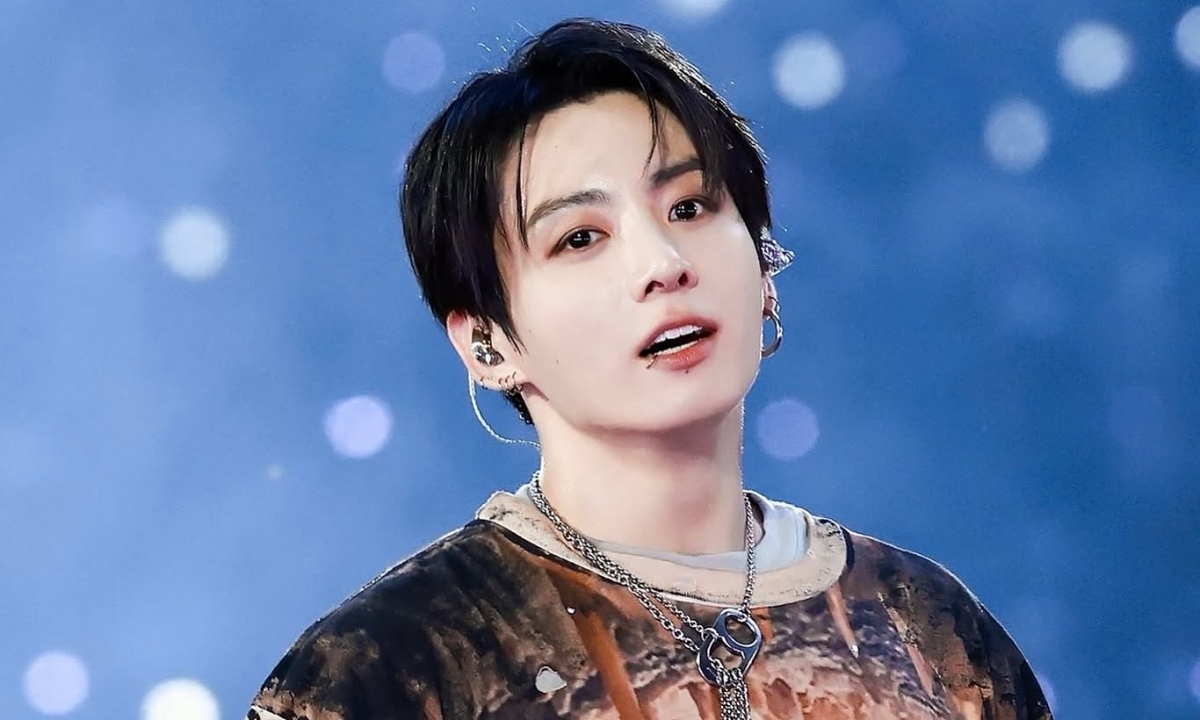 Jungkook BTS diện jeans rách của nhà thiết kế Việt Xi Quan Lê trên sân khấu - hình ảnh - wingg88.vip Jungkook BTS diện jeans rách của nhà thiết kế Việt Xi Quan Lê trên sân khấu - hình ảnh - wingg88.vip