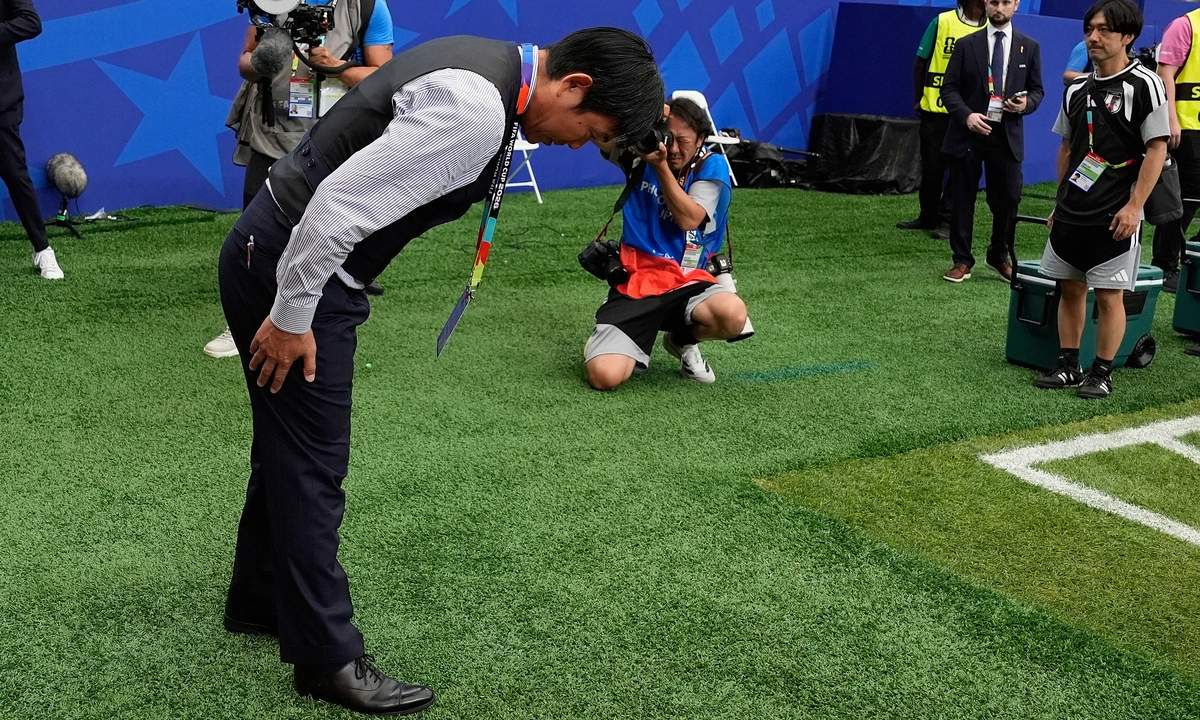 HLV Nhật Bản cúi đầu tri ân khán giả sau trận thua Brazil tại World Cup 2026 - hình ảnh - wingg88.vip